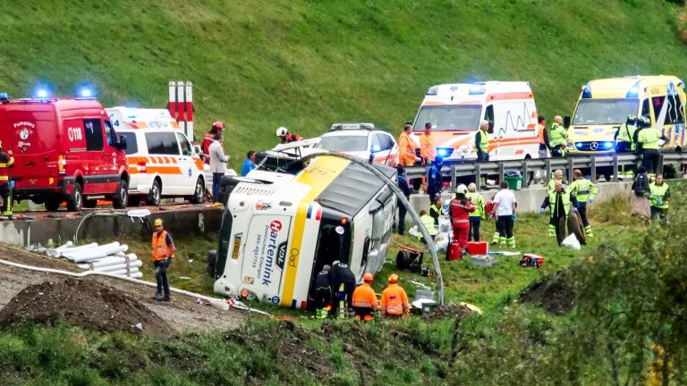 Ελβετία: Τουλάχιστον 5 νεκροί και 40 τραυματίες από την ανατροπή τουριστικού λεωφορείου (video)