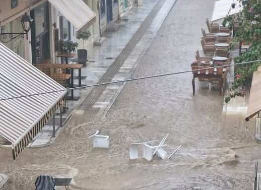 Σύρος: Ισχυρή βροχόπτωση με μεγάλες ποσότητες νερού σε κεντρικούς δρόμους (video)