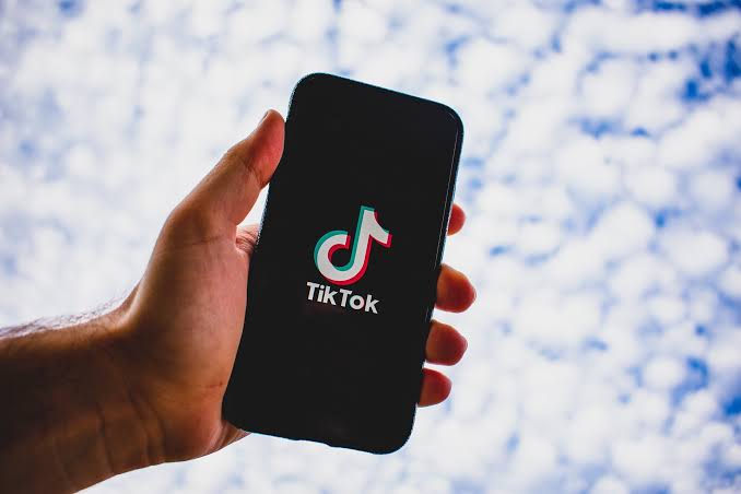 Τι κρύβεται στην «άκρη» του TikTok; Η μυστηριώδης λαγουδότρυπα των Farlands