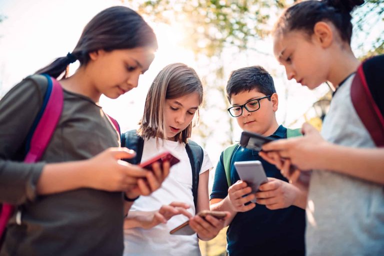 Social media: Όριο ηλικίας τα 15 έτη από το 2027 – Τι αλλάζει για παιδιά και γονείς