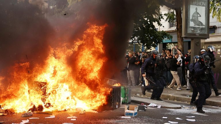 «Φλέγεται» η Γαλλία: Στους δρόμους πάνω από 250.000 μαθητές και φοιτητές για την παιδεία – Σφοδρές συγκρούσεις με την αστυνομία (video)