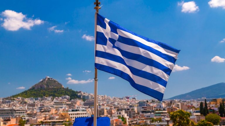 Προϋπολογισμός: «Βγαίνουν» οι στόχοι του 2027 – Στο 2% η ανάπτυξη, κάτω από 130% το χρέος