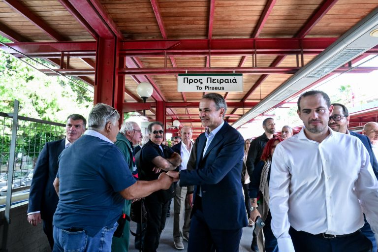 Στον νέο συρμό του Ηλεκτρικού ο Κυριάκος Μητσοτάκης – «Προτεραιότητά μας η βασική αναβάθμιση των ΜΜΜ» (photos)