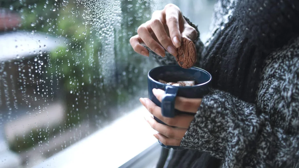 Βροχή έξω, cozy mood μέσα: Γιατί μια βροχερή ημέρα μπορεί να σε χαλαρώσει αλλά και να σε ρίξει