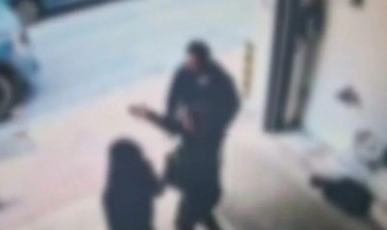 Θεσσαλονίκη: Αστυνομικός άφησε τον οπλισμό του εκτεθειμένο για να διαπληκτισθεί με πολίτη