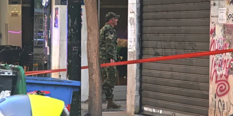 Επίθεση με χειροβομβίδες στην Αχαρνών: Τα δύο σενάρια που εξετάζουν οι αρχές