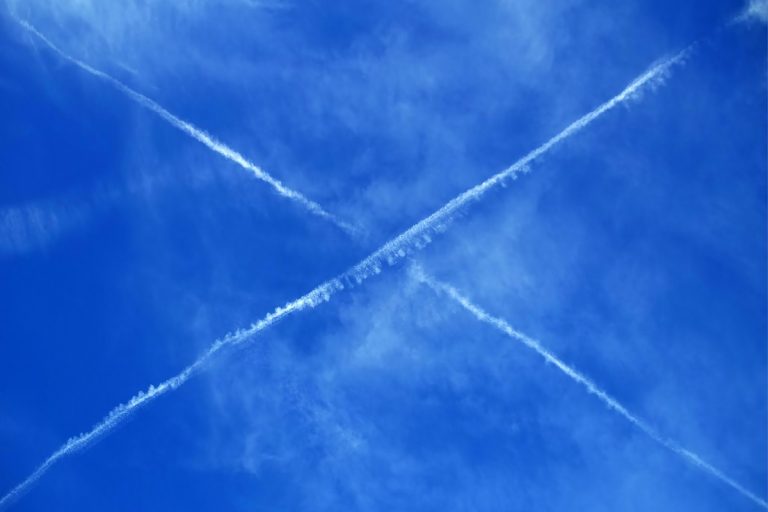 Λευκές γραμμές από αεροπλάνα στον ουρανό: Τι είναι και γιατί κάποιες παραμένουν για ώρες