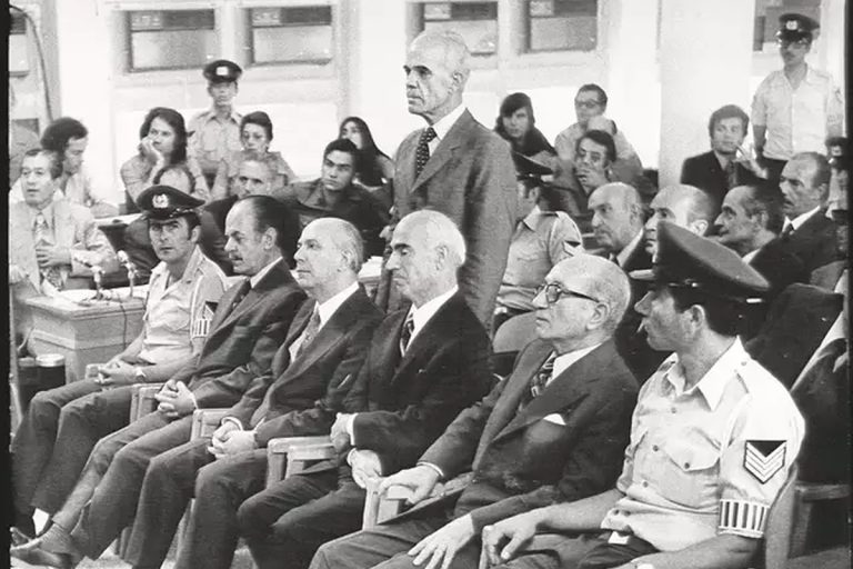 Σαν σήμερα 16 Οκτωβρίου 1975: Η δίκη του Πολυτεχνείου, το «βαράτε στο ψαχνό» και οι δύο δικτάτορες στο εδώλιο