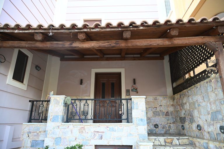 Επίθεση με μαχαίρι στο Λαύριο: Σε κρίσιμη κατάσταση στη ΜΕΘ ο 33χρονος – Χειρουργήθηκε η 32χρονη σύντροφός του (video)