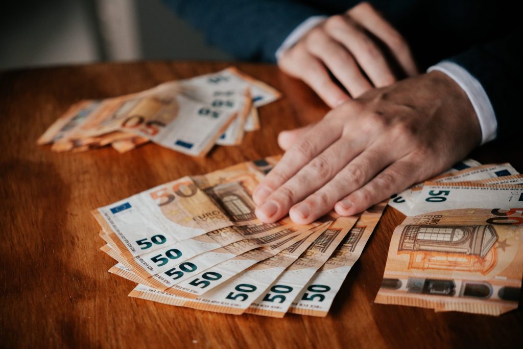 Δάνεια: Έρχονται μεγάλες αλλαγές για τους οφειλέτες – Τι αλλάζει σε προκαταβολές, τόκους και πλειστηριασμούς