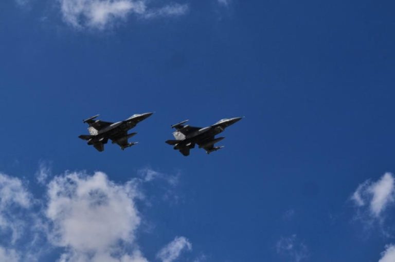 Ισχυρό μήνυμα η παρέλαση στην Κύπρο: Τα ελληνικά F-16 Viper και τα ισραηλινά BARAK MX έκλεψαν την παράσταση