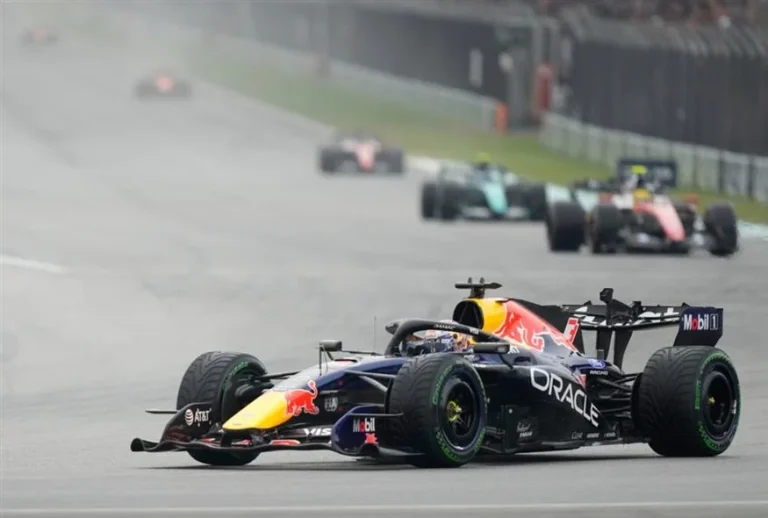 Formula 1: «Χόρεψε» στη βροχή και κέρδισε το Grand Prix ο Φερστάπεν