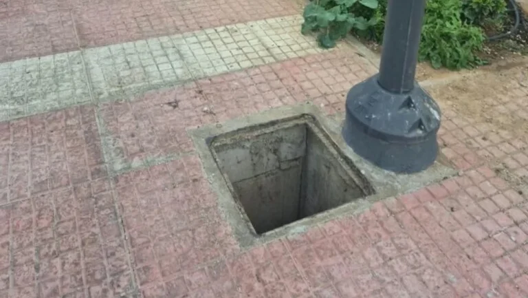 Εξαφάνισε 150 καπάκια φρεατίων από τον Πειραιά – Τα πήγαινε για «λιώσιμο» σε scrap