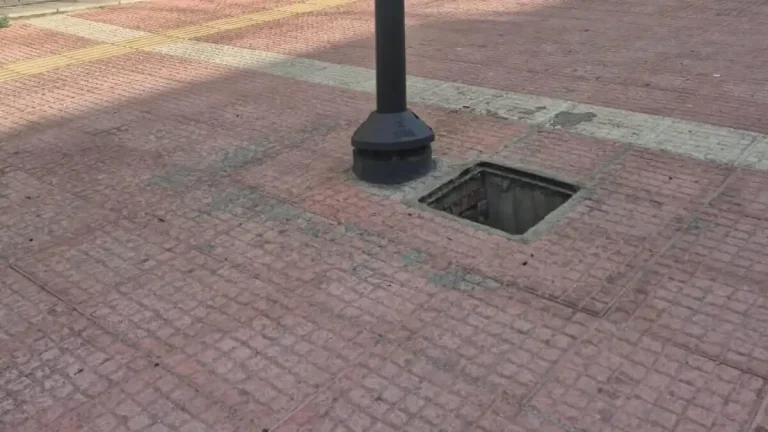 Έκλεψαν τα καπάκια φρεατίων από την οδό Κλεισόβης στον Πειραιά