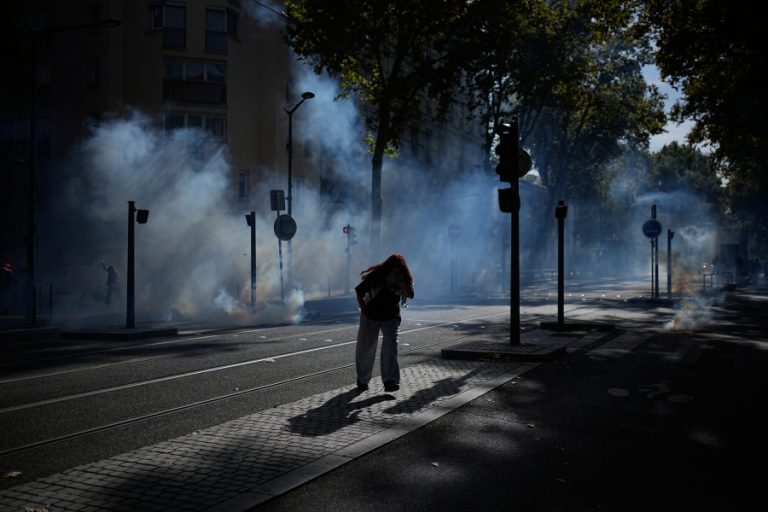 Γαλλία: 15χρονος έχασε το χέρι του από χειροβομβίδα κρότου – λάμψης σε διαδήλωση μαθητών στη Λανς