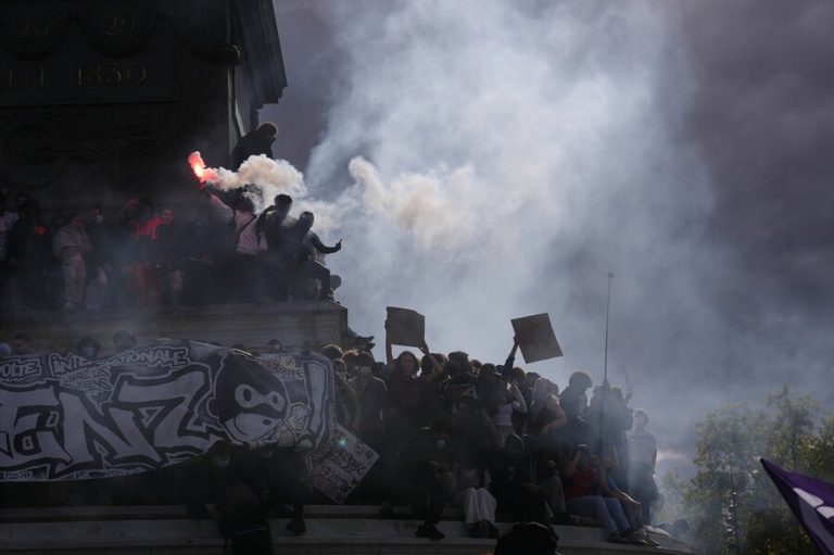 Γαλλία: «Πεδίο μάχης» η Βαστίλη – Ανυποχώρητοι οι μαθητές, στο «κόκκινο» οι εντάσεις με την αστυνομία (video+photos)
