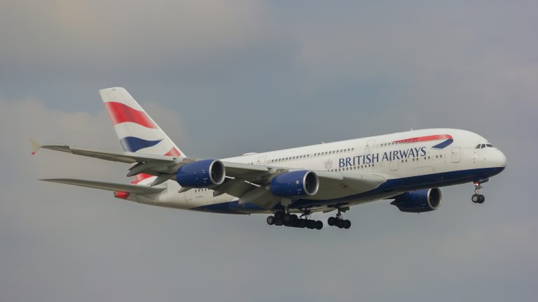 Θρίλερ στον αέρα για πτήση της British Airways: Boeing 777 «έπεσε» 27.000 πόδια σε μόλις 9 λεπτά – Προσγειώθηκε εκτάκτως στο Χίθροου (photo+video)