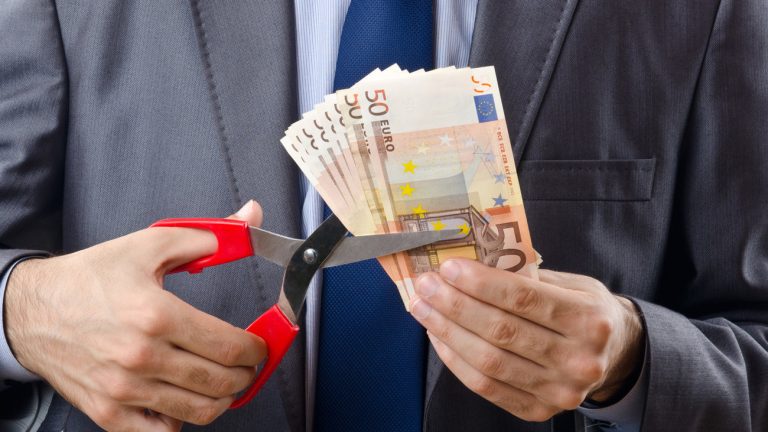 Εφορία: Πώς μπορείτε να πετύχετε «κούρεμα» προστίμων έως 50%