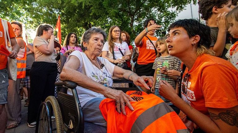 Ισπανία: Έφυγε από τη ζωή η γυναίκα-σύμβολο της στεγαστικής κρίσης, Μαρικάρμεν Αμπασκάλ – «Παλέψτε, συνεχίστε να παλεύετε για ό,τι σας ανήκει» (video)