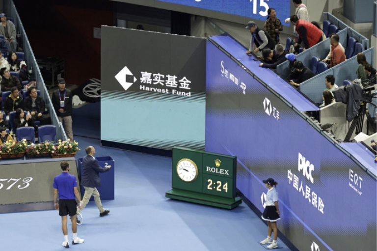 Χάος στο China Open: Backhand του Μεντβέντεφ βρίσκει θεατή στο μάτι και αποβάλλεται – Το γήπεδο παγώνει (Video)