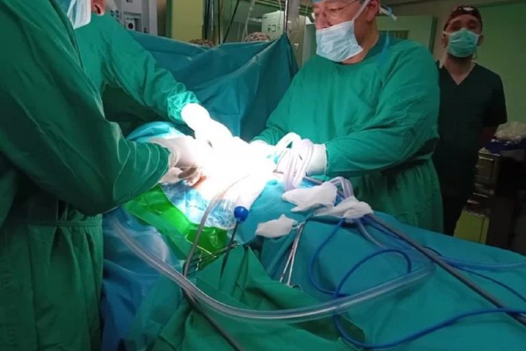 Ασθενής του ΕΣΥ έγινε ο πρώτος που απέφυγε ανοιχτή θωρακοτομή χάρη στη ρομποτική χειρουργική