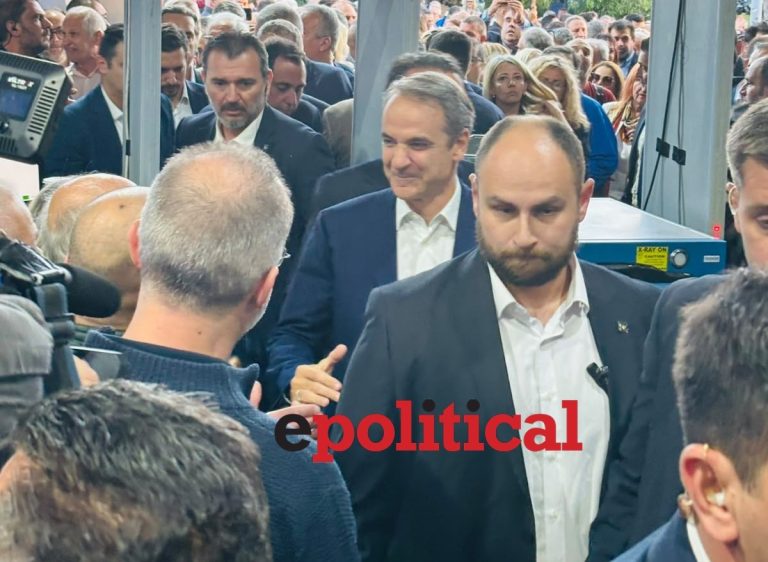 Πηγαδάκια, χαμόγελα και απουσίες που σχολιάστηκαν στα γενέθλια της ΝΔ – Φωτορεπορτάζ της «Political»