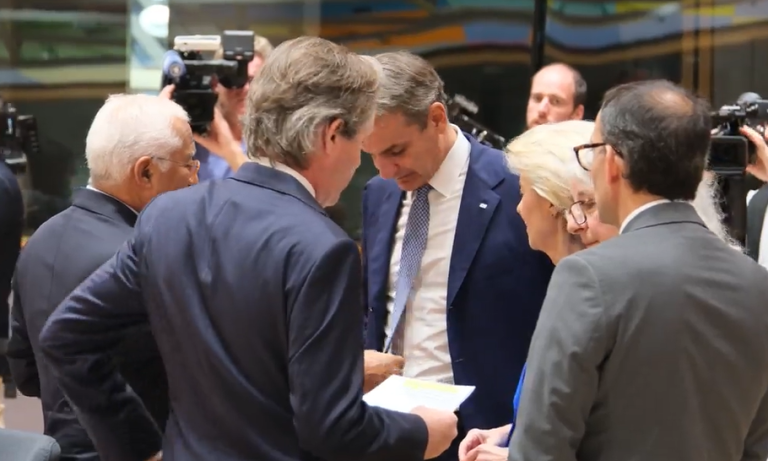 Η προσοχή του Κόστα στη… γραβάτα του Κυριάκου Μητσοτάκη