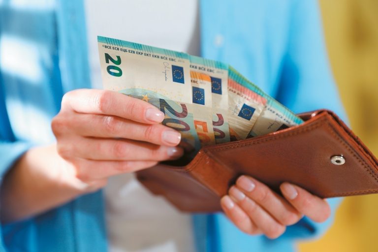 Μισθοί στην Ελλάδα: Αυξήσεις έως 45% από το 2019 – Ποιοι εργαζόμενοι κέρδισαν περισσότερο