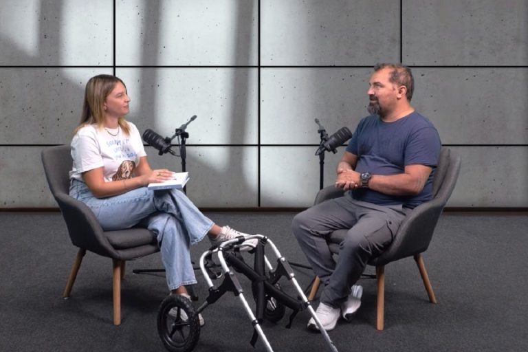 Βασίλης Τζιγκούρας: Ο άνθρωπος που δίνει μια δεύτερη ευκαιρία στη ζωή σε ζώα με αναπηρία χαρίζοντας ξανά κίνηση και αυτονομία
