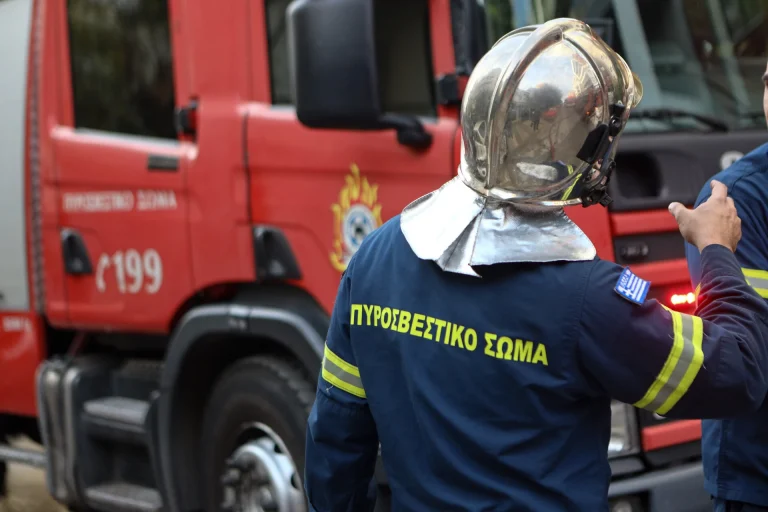 Μεγάλη φωτιά στα Τρίκαλα: Καίγονται έξι αποθήκες με βαμβάκι (PHOTOS & VIDEO)