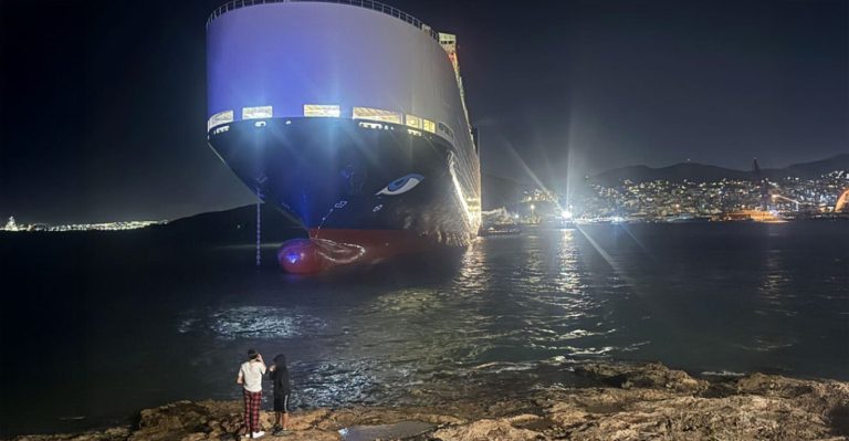 Σαλαμίνα: «Σφήνωσε» πλοίο στον δίαυλο του Ναυστάθμου (PHOTO)