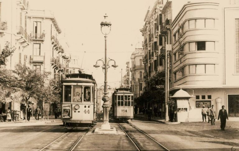 Η διαδρομή του αθηναϊκού τραμ: Από τα «πράσινα» και τα «κίτρινα» βαγόνια στην επιστροφή του 2004 (Photo)