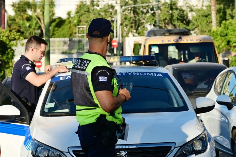 Τροχαία Αττικής: 39 συλλήψεις οδηγών και 1.158 αφαιρέσεις διπλωμάτων σε μία εβδομάδα