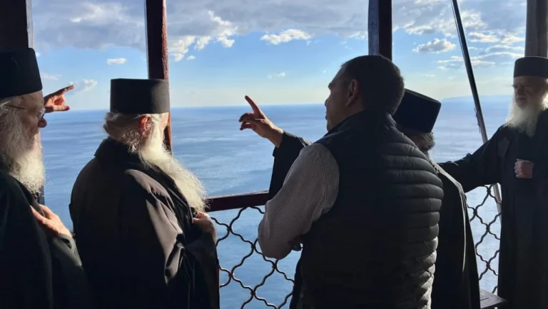 Τι ήταν να πάει για… προσκύνημα; Ξεσηκωμός στα social media για τον Τσίπρα
