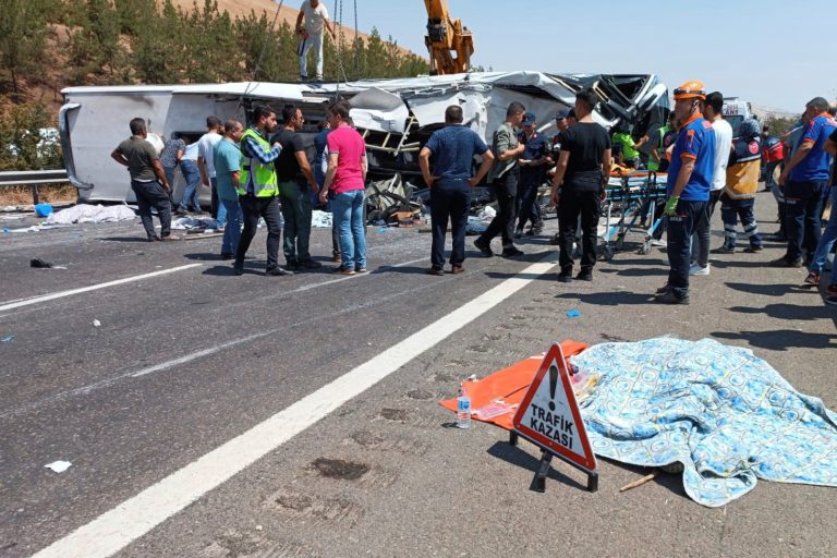 Τραγωδία στην Τουρκία: 11 νεκροί από σύγκρουση τουριστικού λεωφορείου με φορτηγό (VIDEO)