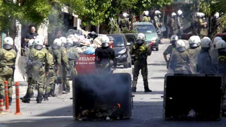 Δύο επιθέσεις σε διμοιρίες των ΜΑΤ στα Εξάρχεια