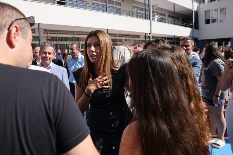 Γκράβα: Συνάντηση της Ζαχαράκη με μαθητές – «Πρέπει να είμαστε απόλυτα σίγουροι για την ασφάλεια των παιδιών»